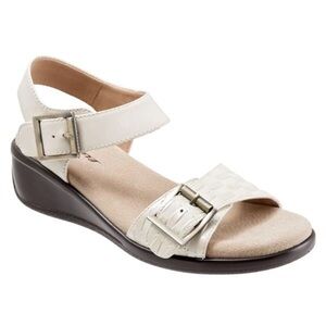 Trotters Eden Cream Embossed Leather Sandal size 6.5WW
